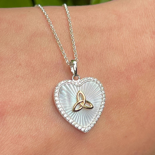 Mother-of-pearl heart shaped necklace with Trinity knot